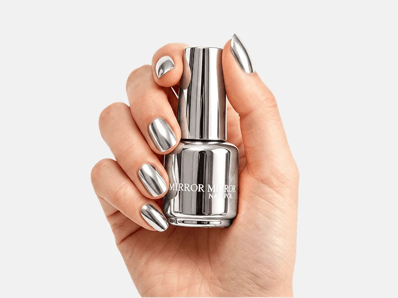 Vernis à ongles métallique brillant effet miroir