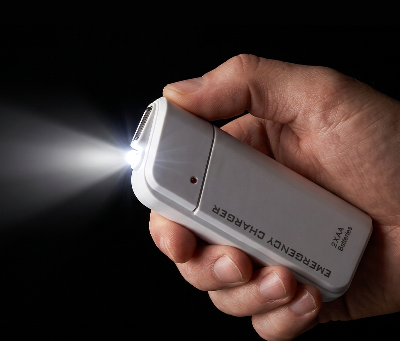 Batterie externe à piles AA avec lampe torche LED – Alimentation de secours pour votre téléphone en cas d'urgence