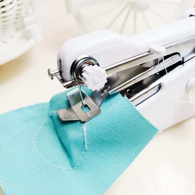 Mini Machine à Coudre Portative – Sans fil & Portable – Pour réparations rapides – Accessoires inclus – Blanc