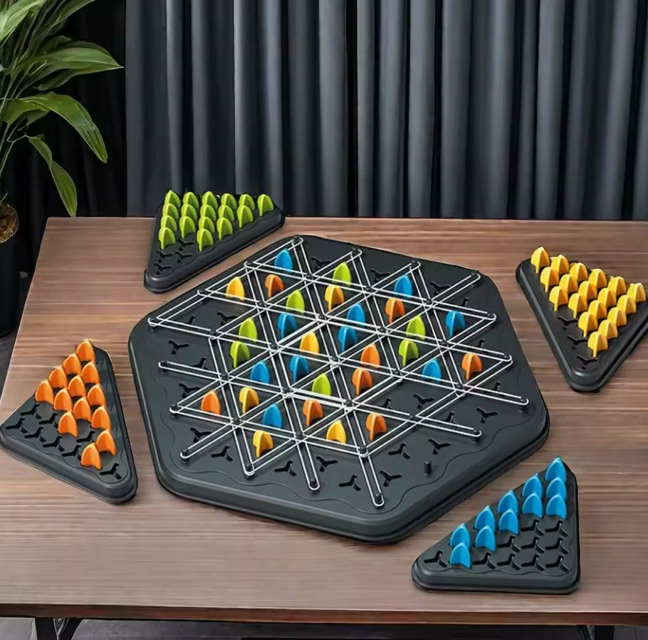 Triangle Hunter : Un jeu de société pour l'entraînement à la logique et à la géométrie